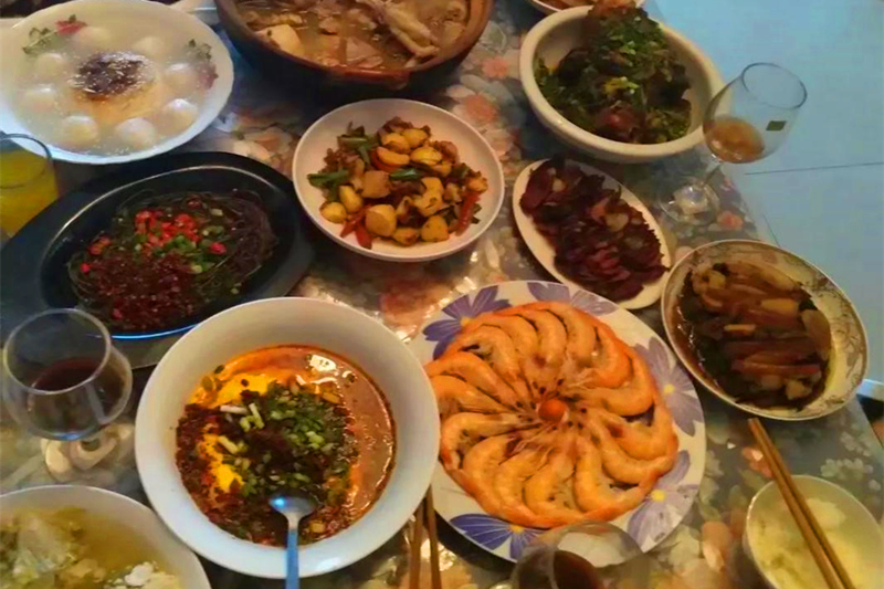 大连科技学院学生谭克品为父母做天下美食：给家人做饭吃是世界上最幸福的事